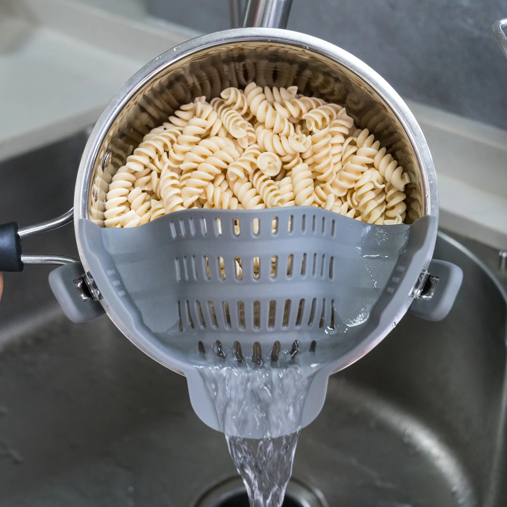 [Clip-On Strainer] 1pc ABERZEY Clip-On Strainer for Pots & Pans - Durable Plastic Kitchen Colander for Pasta, Meat, Vegetables, Fruits - Easy Drainage & Compact Design, Strainer for Pasta, Vegetable Preparation, Modern Kitche Best Products Online